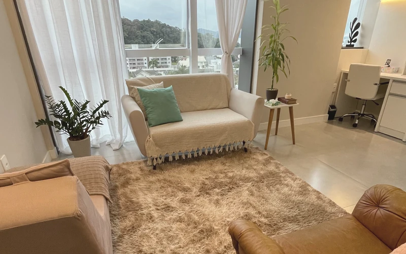Sala de atendimento com luz natural e plantas