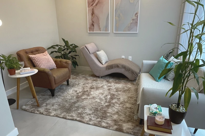 Consultório com luz natural e poltronas