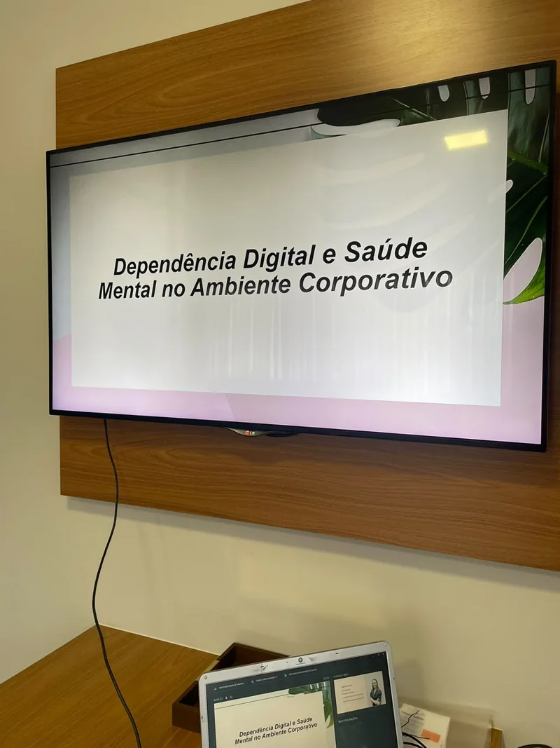 Apresentação de Eduarda sobre saúde mental no trabalho